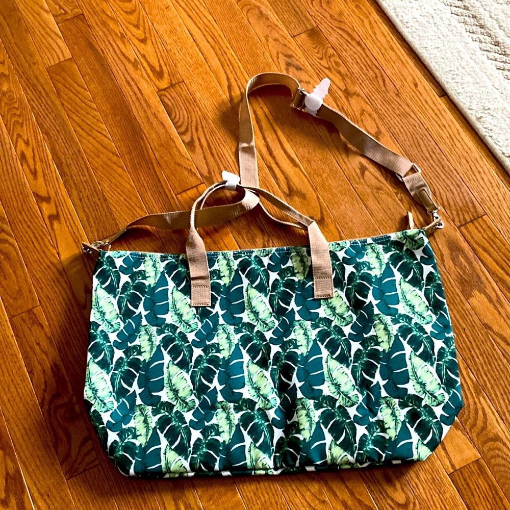 NWT Kelly & Katie large travel palm leaf bag 23 inches x 14 inches x 7 inches